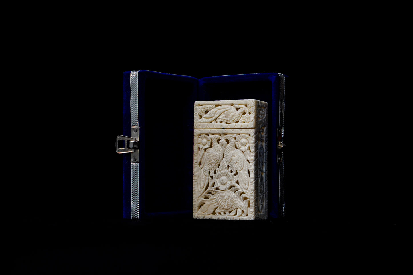 Buffalo Bone Elegance: Handcrafted Cigarette Case | Peacock | OnlyViking